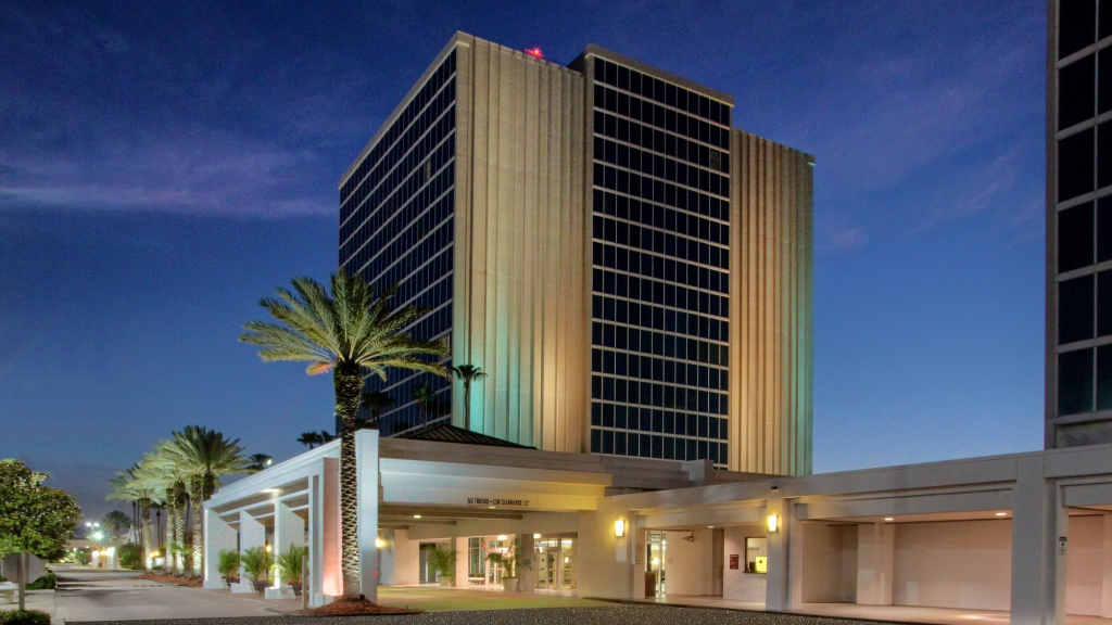 doubletree hotel at the entrance to universal