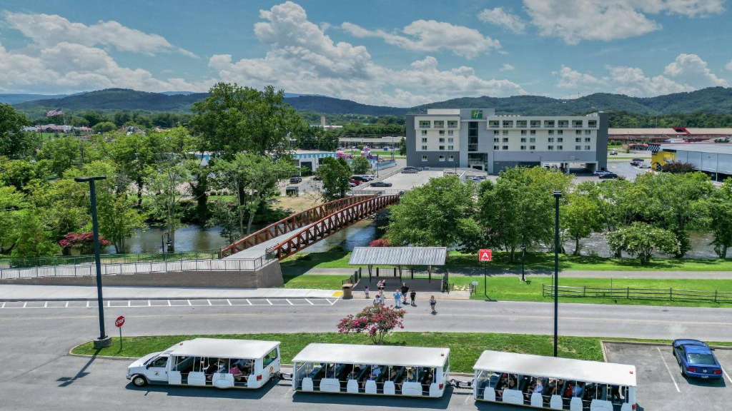 holiday inn suites pigeon forge tn