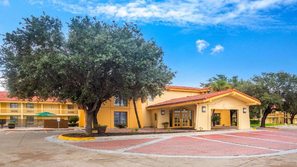 wyndham hotels in eagle pass tx